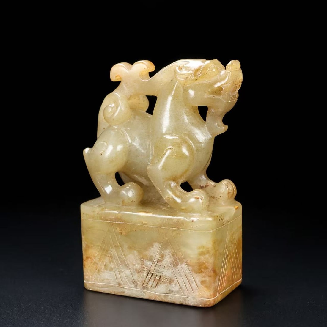 An Exquisite Hotan Jade Auspicious Beast Seal: An Exquisite Hotan Jade Auspicious Beast Seal,Han Dynasty, China,Size:2inx1.2inx3in,Weight:191g 和田玉瑞兽印章,中国汉代