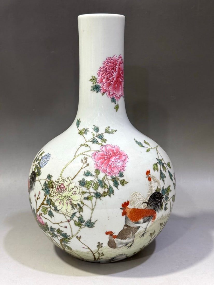 An Exquisite Famille-Rose Flower and Bird Pattern Vase: An Exquisite Famille-Rose Flower and Bird Pattern Vase,Qing Dynasty, China,Guangxu Six-character Mark,Size:11in 粉彩花鸟纹瓶,中国清代,ࠠ