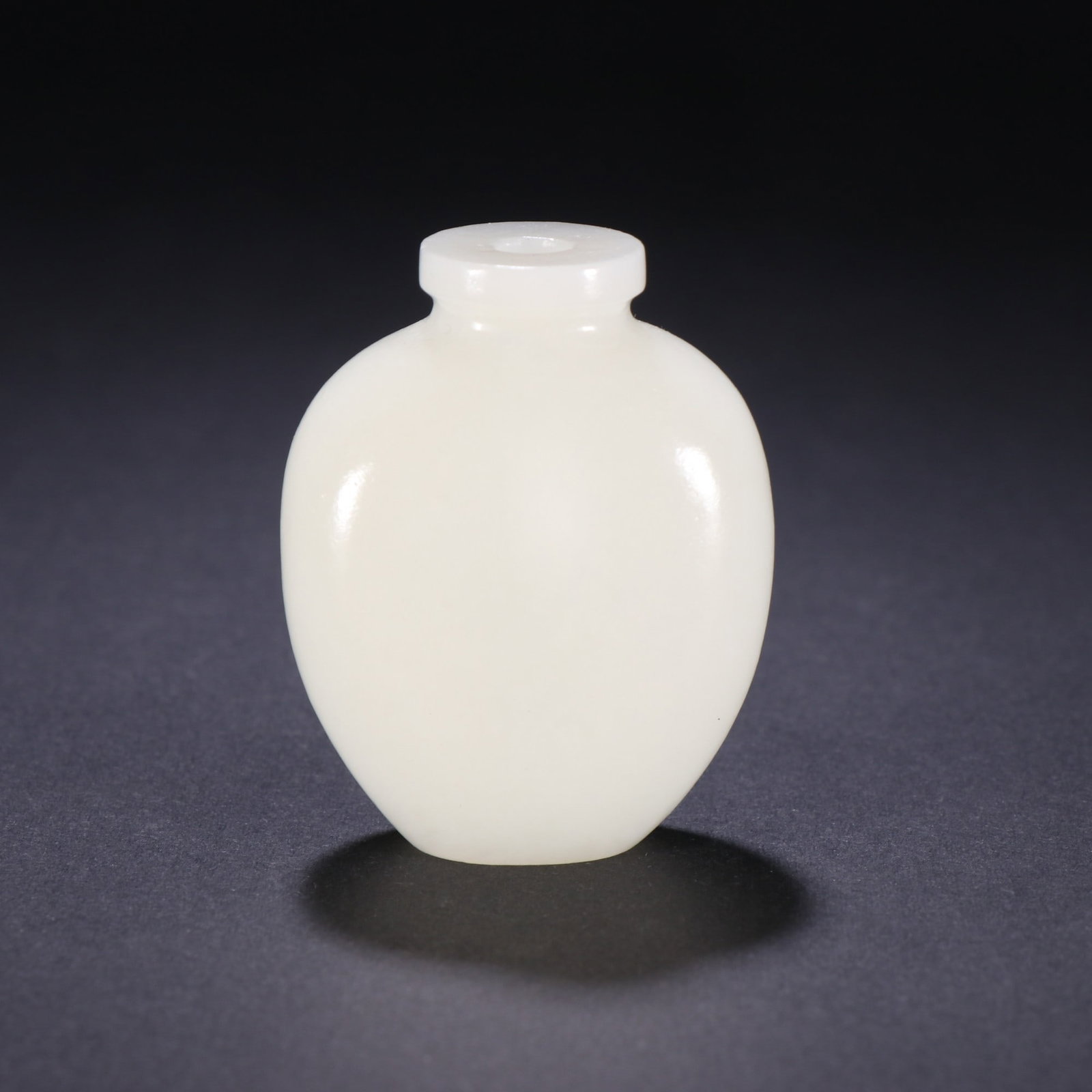 An Exquisite Hotan Jade Snuff Bottle: An Exquisite Hotan Jade Snuff Bottle,Qing Dynasty, China,Size:1.9inx1.5in,Weight:32.5g 和田玉鼻烟壶,中国清代