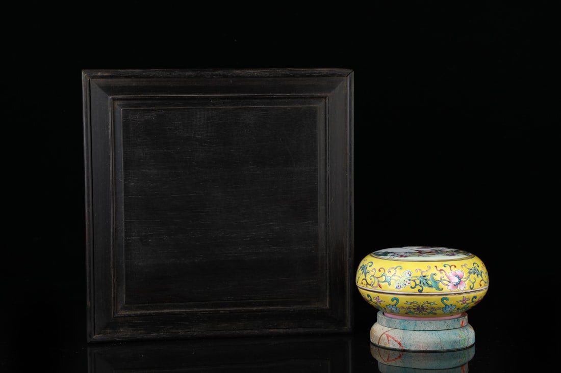 An Exquisite Famille-Rose Figures Pattern Box: An Exquisite Famille-Rose Figures Pattern Box,Qing Dynasty, China,Yongzheng Six-character Mark,Size:5.1inx2.6in 粉彩人物纹盒,中国清代,༔