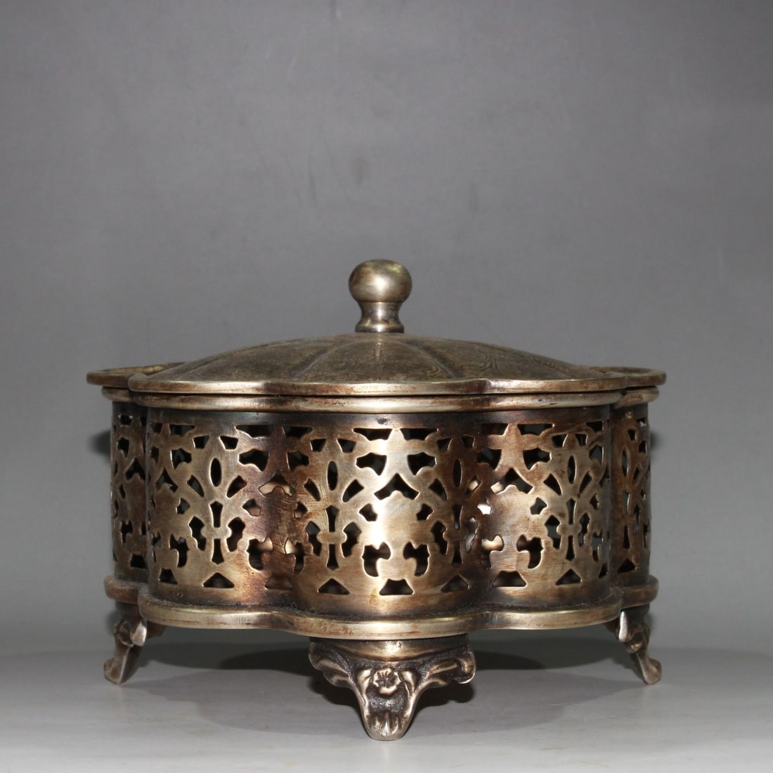 An Exquisite Bronze Hollow Tripod Censer: An Exquisite Bronze Hollow Tripod Censer,Qing Dynasty, China,Size:6.3inx6.3inx4.7in,Weight:652g 铜造镂空三足炉,中国清代