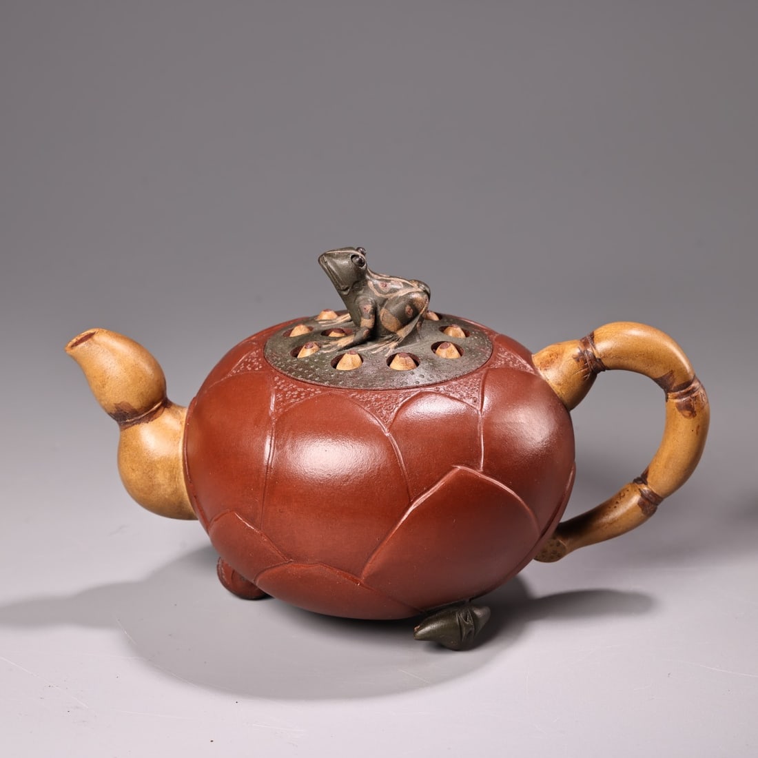 An Exquisite Red Clay Purple Sands Frog Knob Pot: An Exquisite Red Clay Purple Sands Frog Knob Pot,Republic of China,With Mark,Size:4.7inx7.1in,Weight:400g 红泥紫砂蛙钮壶,民国,带款