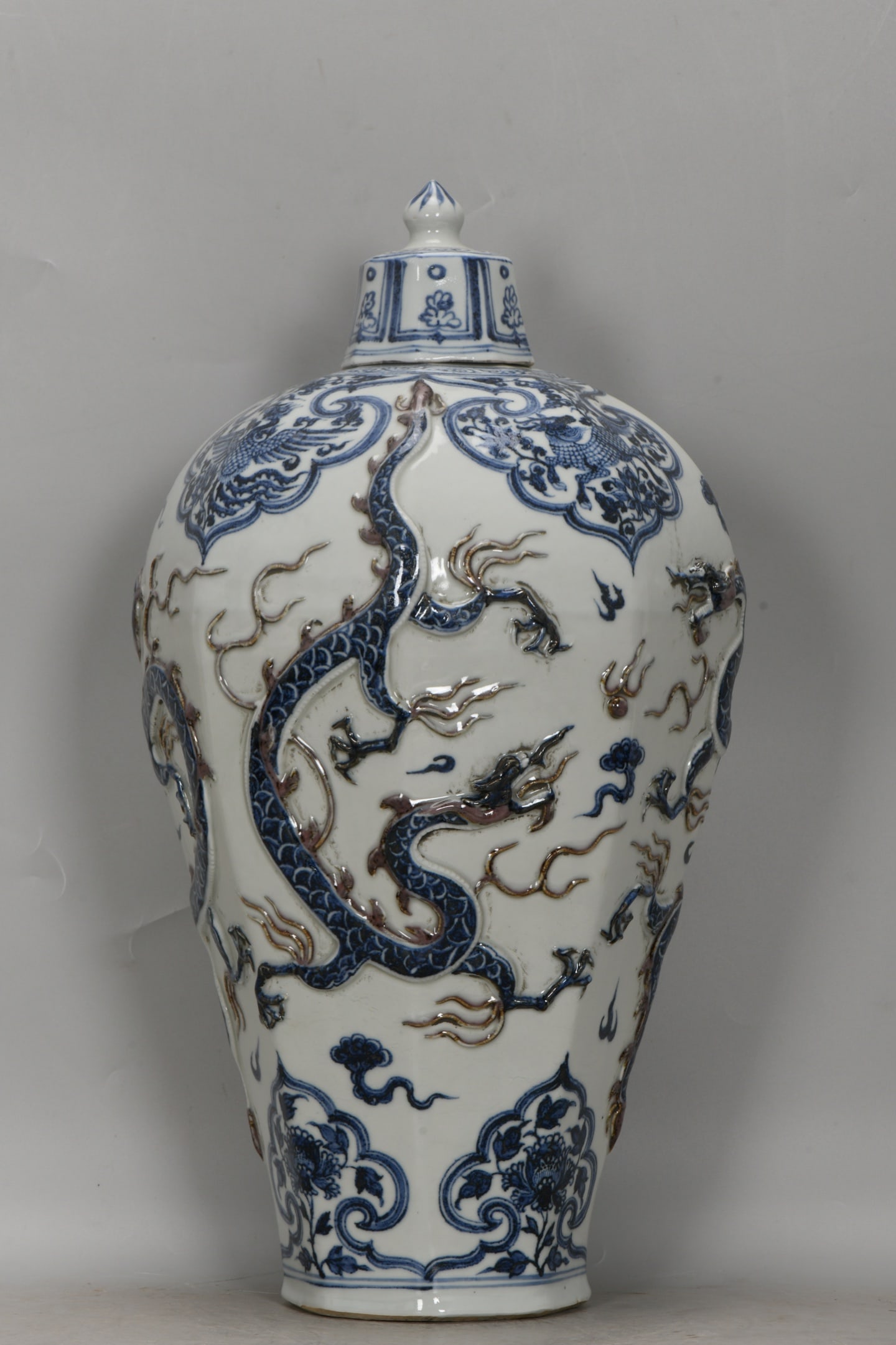 An Exquisite Blue and White Dragon Pattern Vase: An Exquisite Blue and White Dragon Pattern Vase,Yuan Dynasty, China,Size:19.7inx9.6inx4.5in 青花龙纹瓶,中国元代