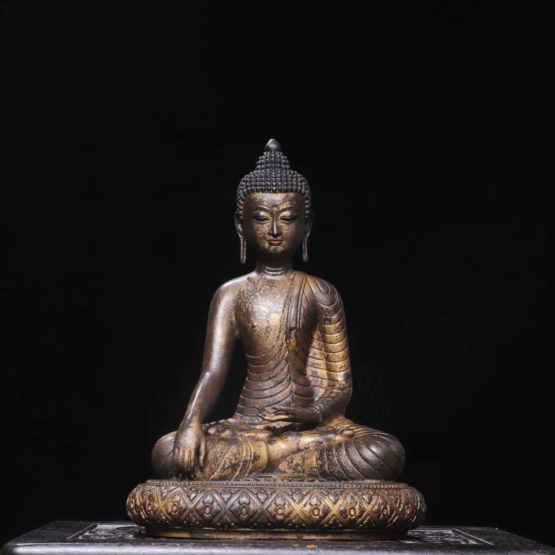 An Exquisite Bronze Gold Printed Buddha Statue Ornament: An Exquisite Bronze Gold Printed Buddha Statue Ornament,Ming Dynasty, China,Size:13inx9.1inx5.9in,Weight:3650g 铜拓金佛像摆件,中国明代