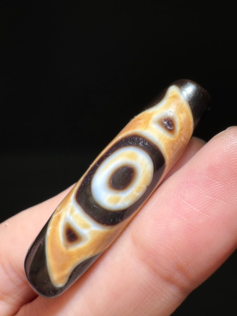 An Exquisite Phoenix-Eye Dzi bead: An Exquisite Phoenix-Eye Dzi bead,Qing Dynasty, China,Size:0.4inx1.7in 凤眼天珠,中国清代