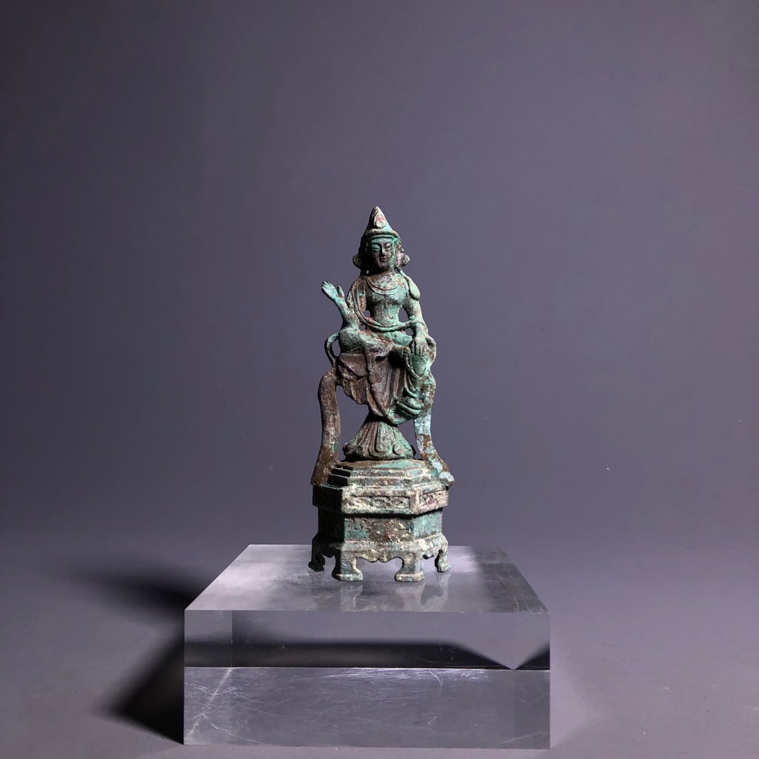 An Exquisite Bronze Statue of Avalokitesvara (1 of 9)