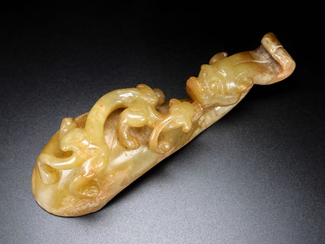 An Exquisite Hotan Jade Dragon Hook: An Exquisite Hotan Jade Dragon Hook,Han Dynasty, China,Size:5.4inx1.6inx1.8in,Weight:237g 和田玉龙勾,中国汉代