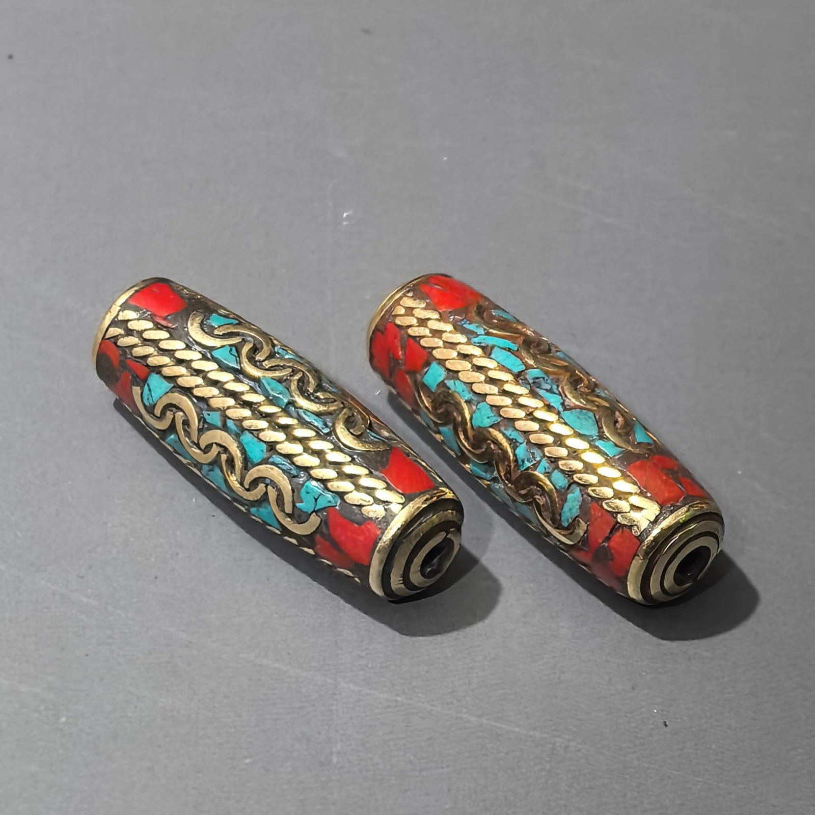 A pair of Exquisite Bronze Inlaid Red Turquoise‑Green Turquoise Gems Dzi bead Pendant: A pair of Exquisite Bronze Inlaid Red Turquoise‑Green Turquoise Gems Dzi bead Pendant,Qing Dynasty, China,Size:1.3inx0.4inx0.4in,Weight:15g 一对铜镶嵌红ਖ਼