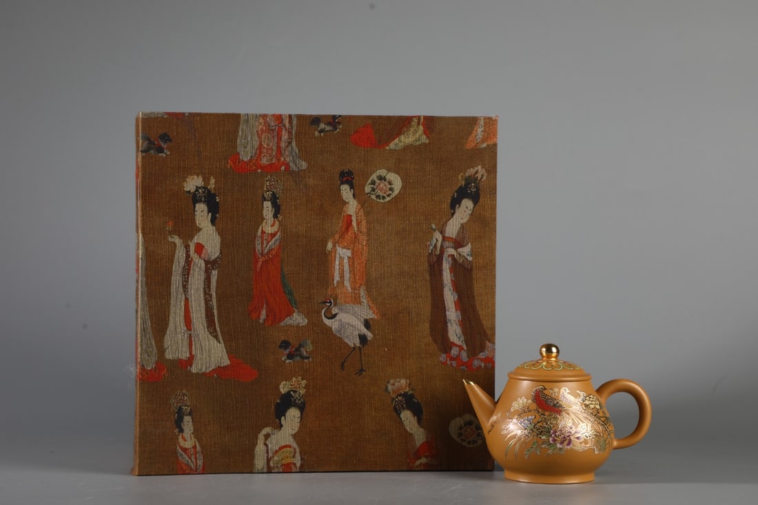 An Exquisite Zisha Enamel Teapot: An Exquisite Zisha Enamel Teapot,Qing Dynasty, China,Size:4.9inx3.5in 珐琅彩紫砂壶,中国清代