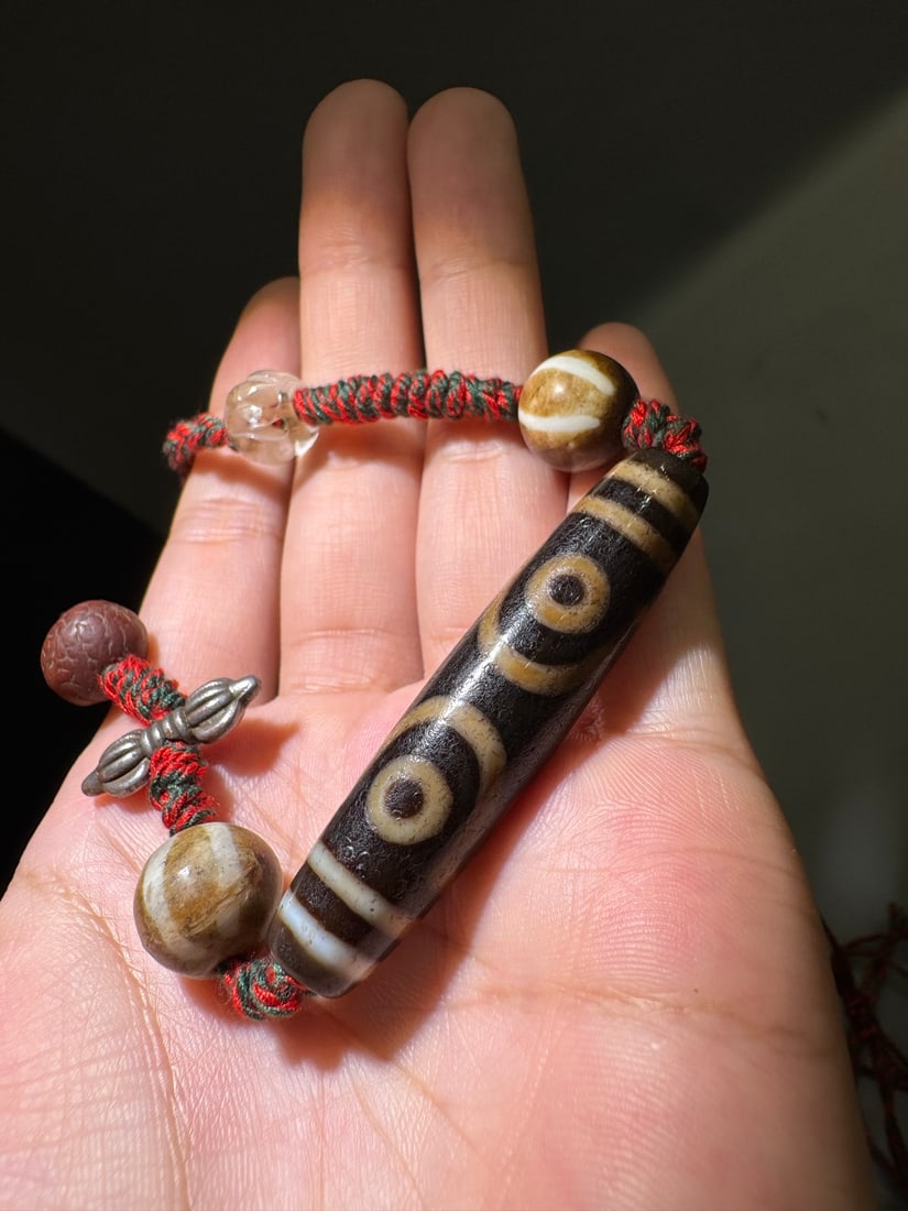 An Exquisite Seven-Eye Dzi bead: An Exquisite Seven-Eye Dzi bead,Qing Dynasty, China,Size:0.5inx2.2in 七眼天珠,中国清代