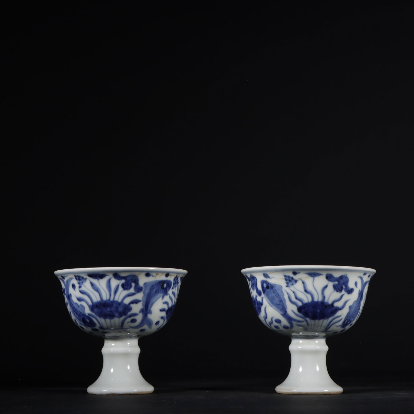 A pair of Exquisite Blue and White Fish and Lotus Pattern Cup (1 of 9)