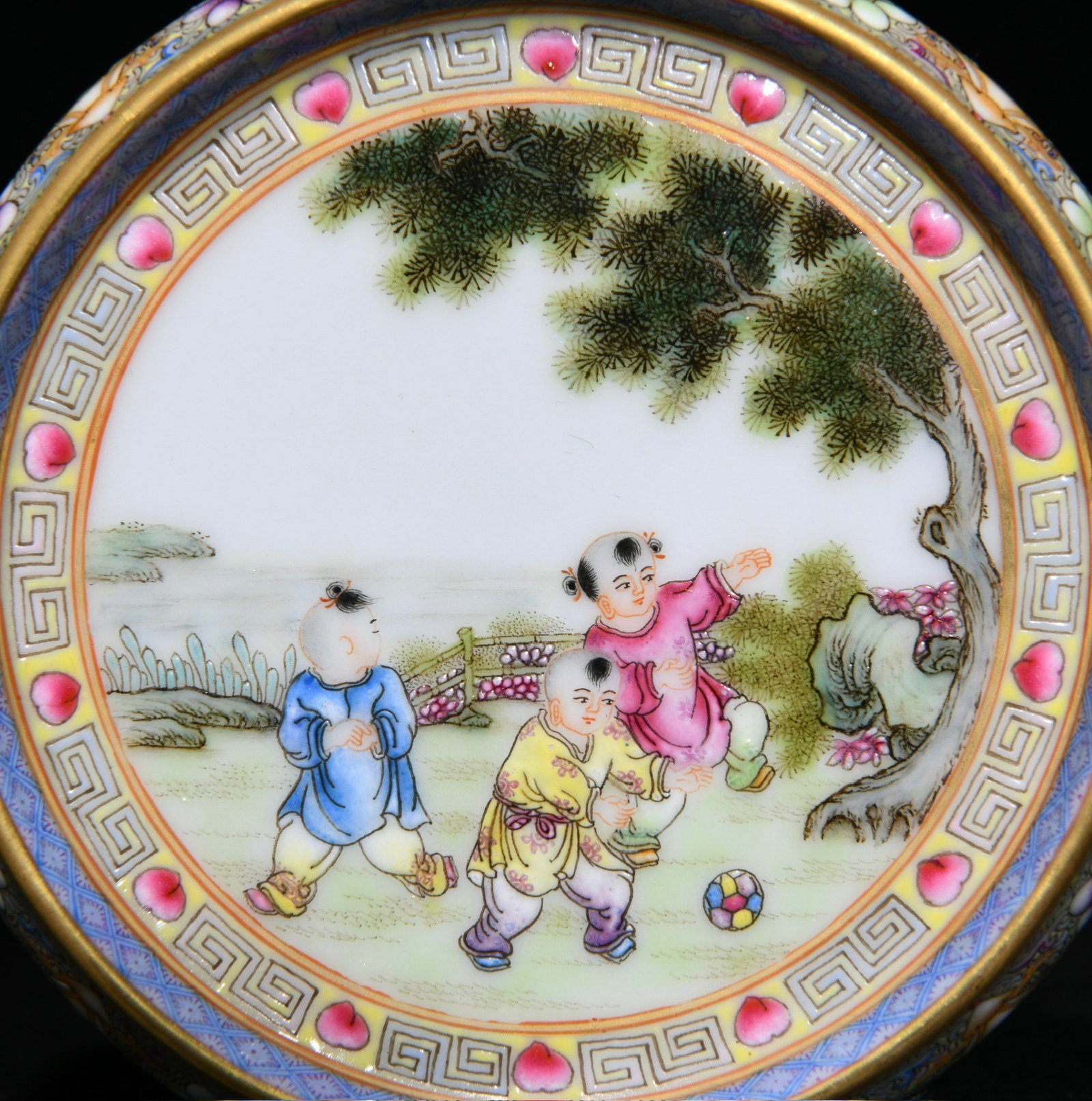 An Exquisite Enamel Figures Pattern Cup Stand - 3