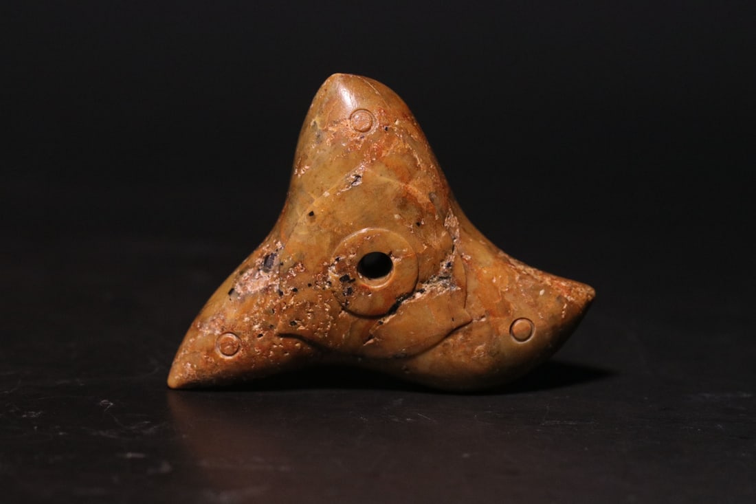 An Exquisite Gaogu Jade Handheld Carving: An Exquisite Gaogu Jade Handheld Carving,Ancient Time, China,Size:2.5inx1.8inx0.7in,Weight:63.6g 高古玉手把件,远古时期