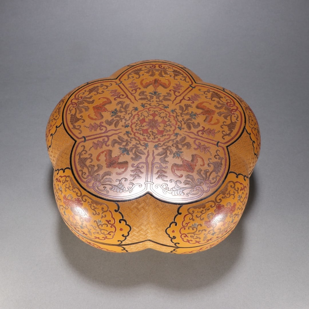 An Exquisite Lacquerware Bat Pattern Flower-Shaped Box: An Exquisite Lacquerware Bat Pattern Flower-Shaped Box,Qing Dynasty, China,Qianlong Six-character Mark,Size:4.3inx9.4in,Weight:703.7g 漆器蝙蝠纹花形盒,&