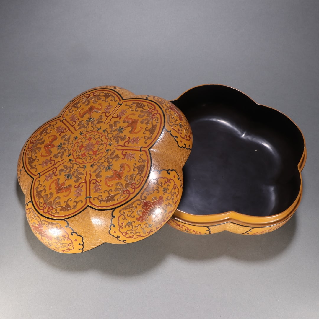 An Exquisite Lacquerware Bat Pattern Flower-Shaped Box - 4