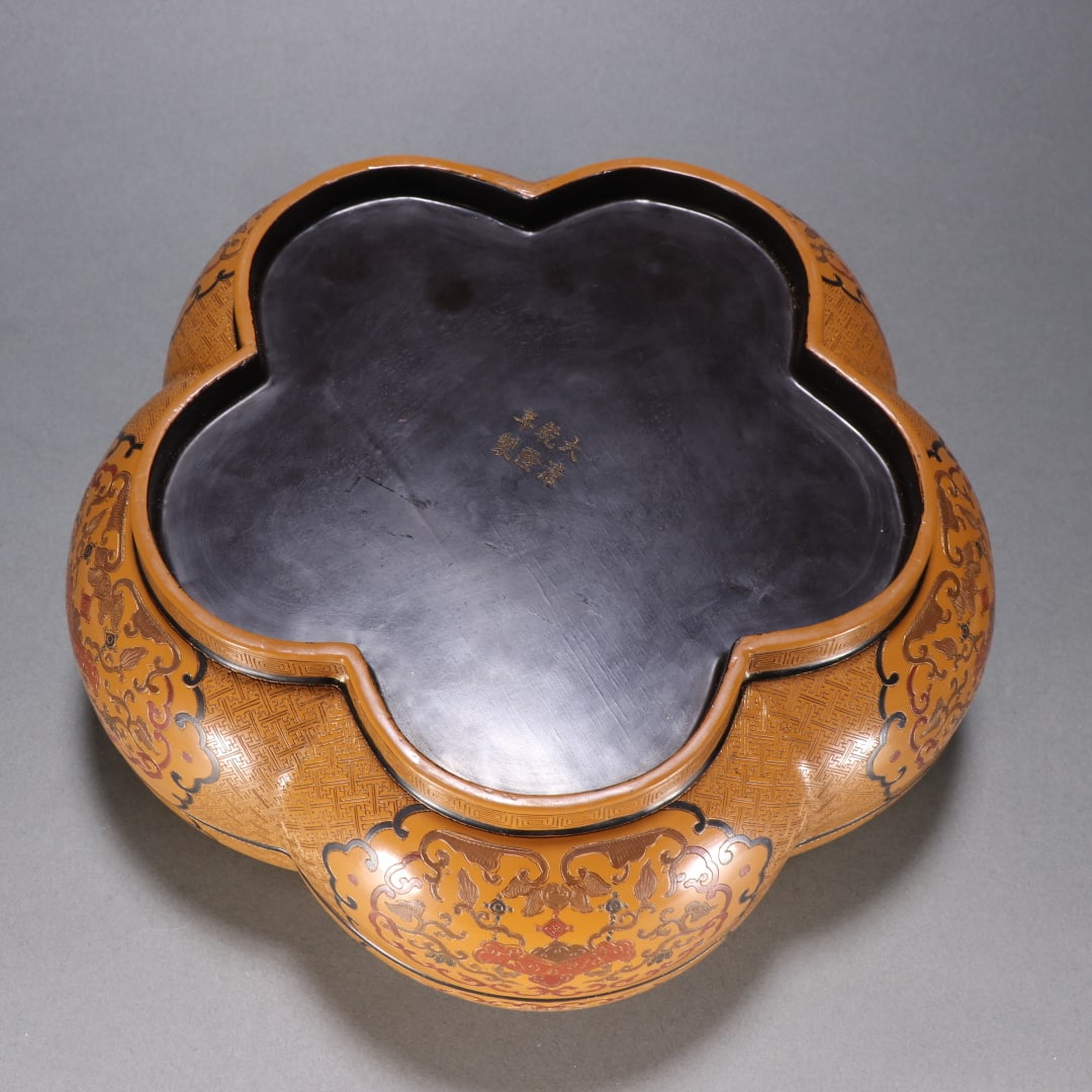 An Exquisite Lacquerware Bat Pattern Flower-Shaped Box - 8