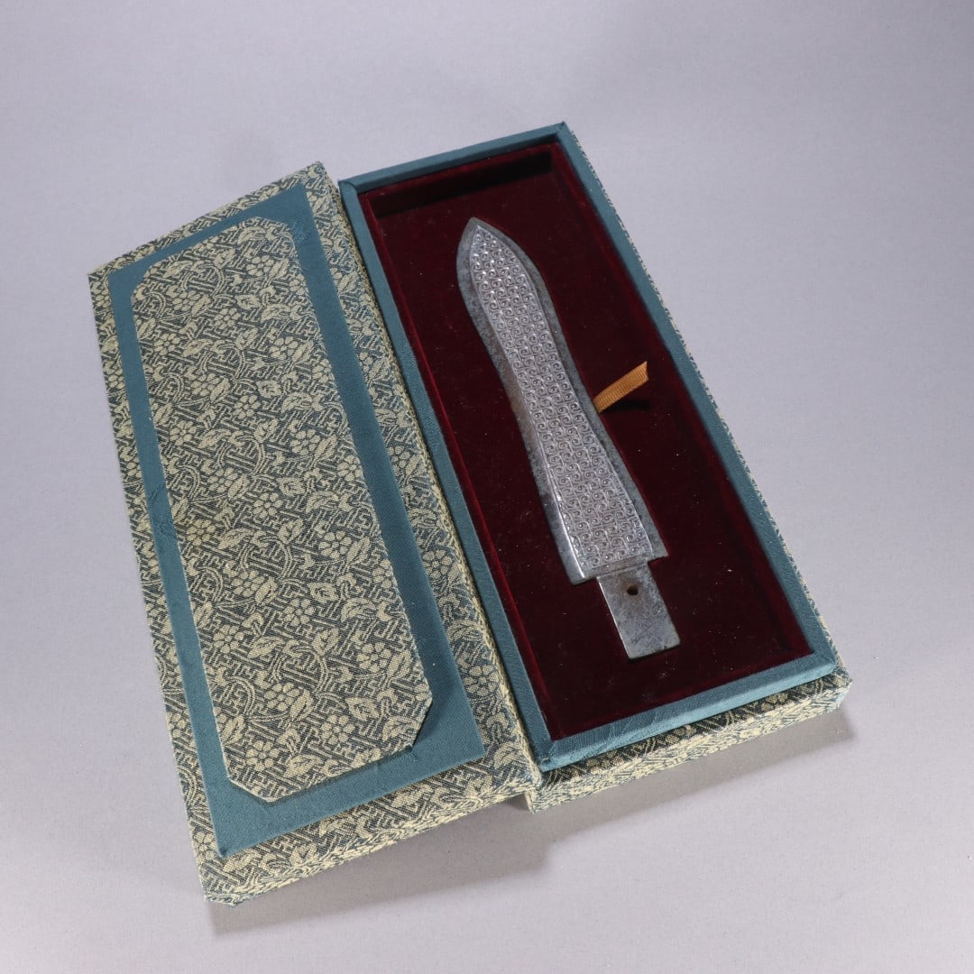 An Exquisite Gaogu Jade Sword: An Exquisite Gaogu Jade Sword,Han Dynasty, China,Size:8inx1.4in,Weight:60g 高古玉剑,中国汉代