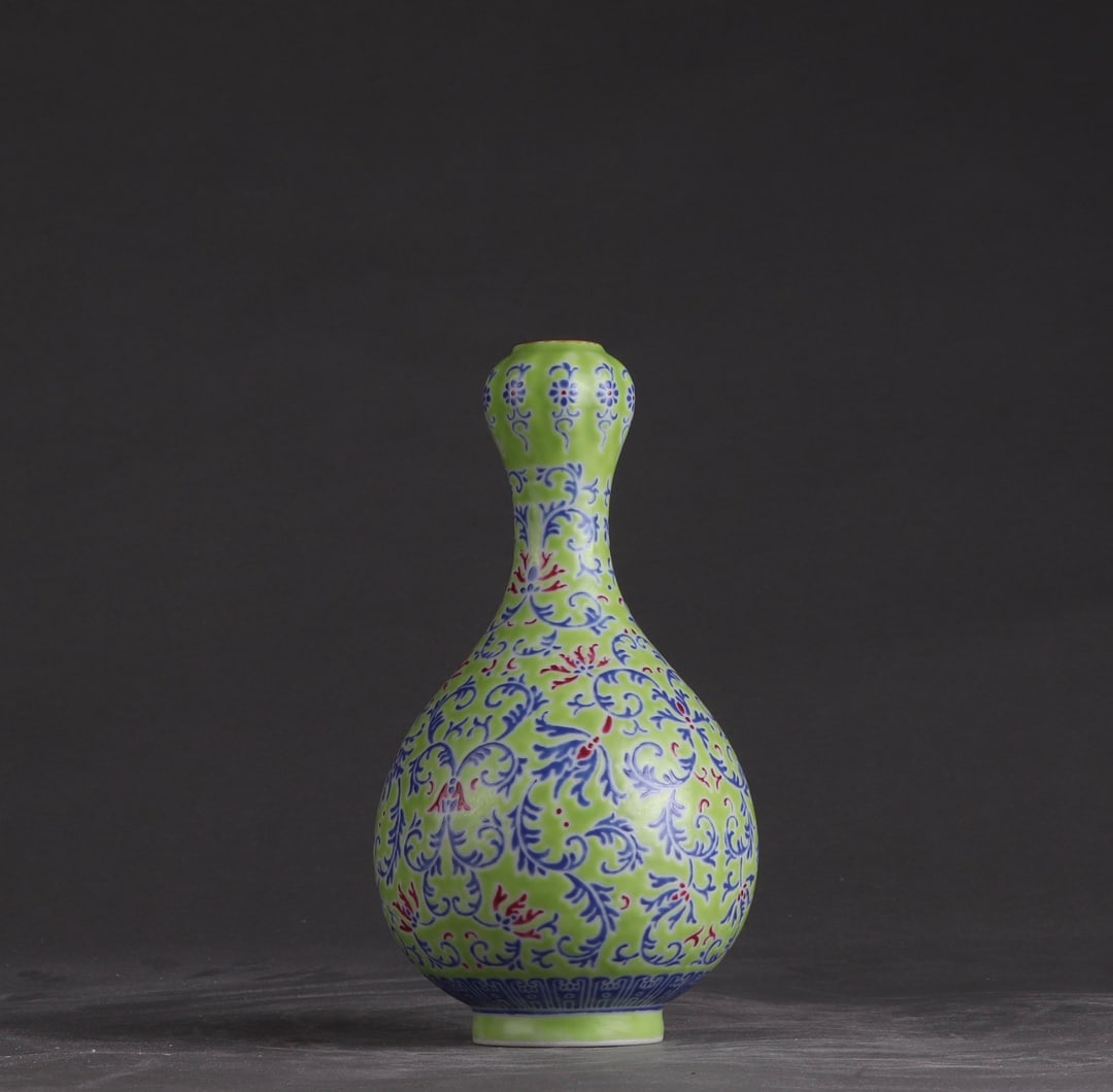 An Exquisite Enamel Emerald Green Fern Pattern Vase: An Exquisite Enamel Emerald Green Fern Pattern Vase,Qing Dynasty, China,Qianlong Six-character Mark,Size:7inx3.9in 珐琅彩翡翠绿凤尾草纹ī