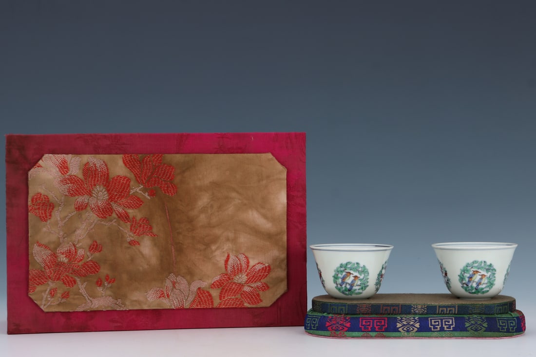 A pair of Exquisite Doucai Flower and Bird Pattern Cups: A pair of Exquisite Doucai Flower and Bird Pattern Cups,Ming Dynasty, China,Chenghua Six-character Mark,Size:2.2inx3.2in 一对斗彩花鸟纹杯,中ࢲ