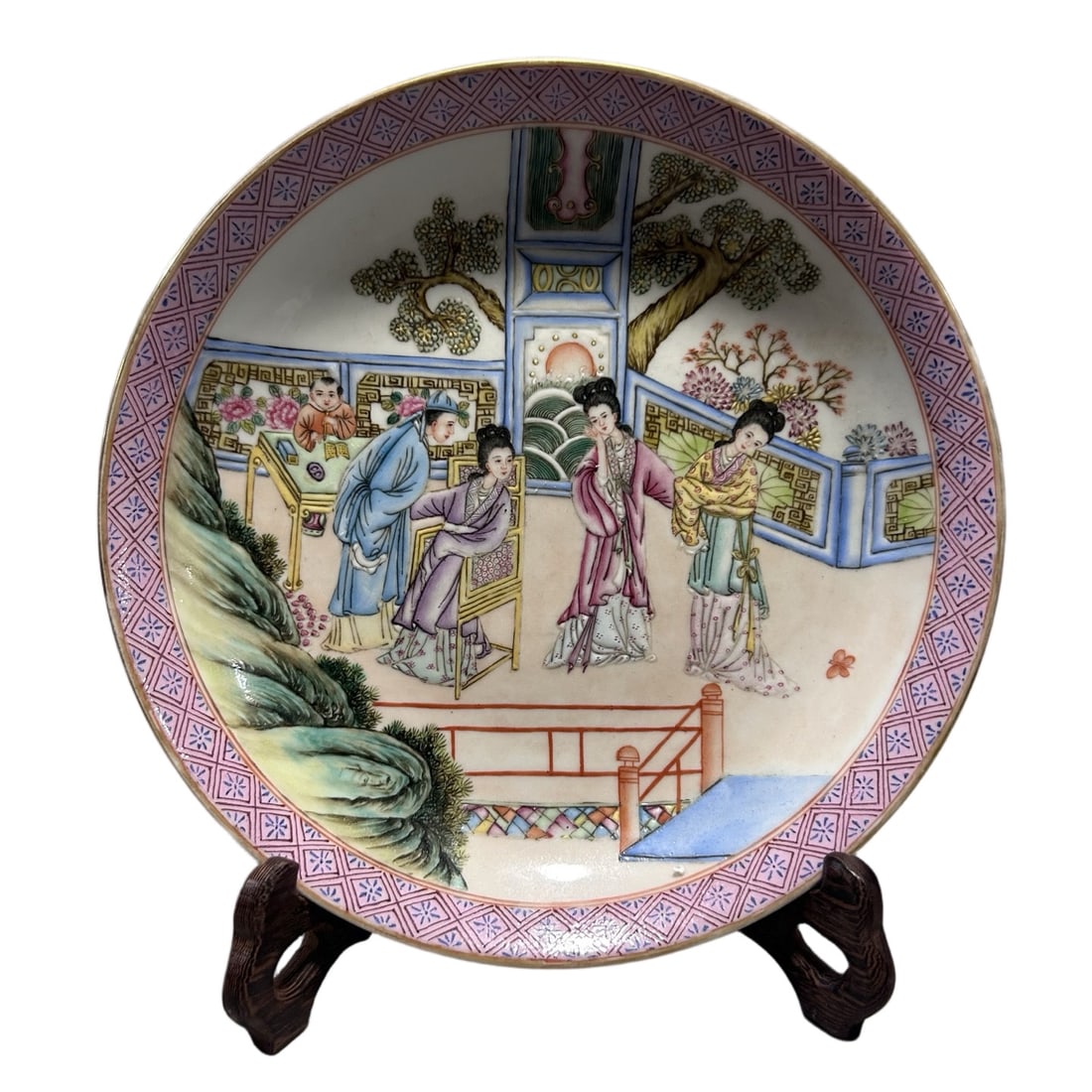 An Exquisite Famille-Rose Figures Pattern Plate: An Exquisite Famille-Rose Figures Pattern Plate,Qing Dynasty, China,Qianlong Four-character Mark,Size:8.3inx1.6in 粉彩人物纹盘,中国清代,