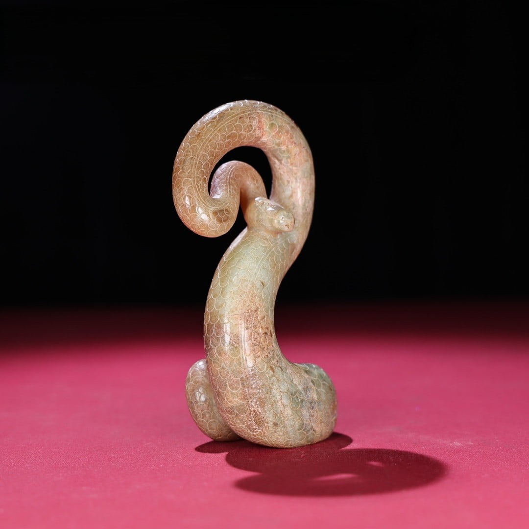 An Exquisite Hotan Jade Snake: An Exquisite Hotan Jade Snake,Han Dynasty, China,Size:5.1inx2.7inx1.7in,Weight:294g 和田玉蛇,中国汉代