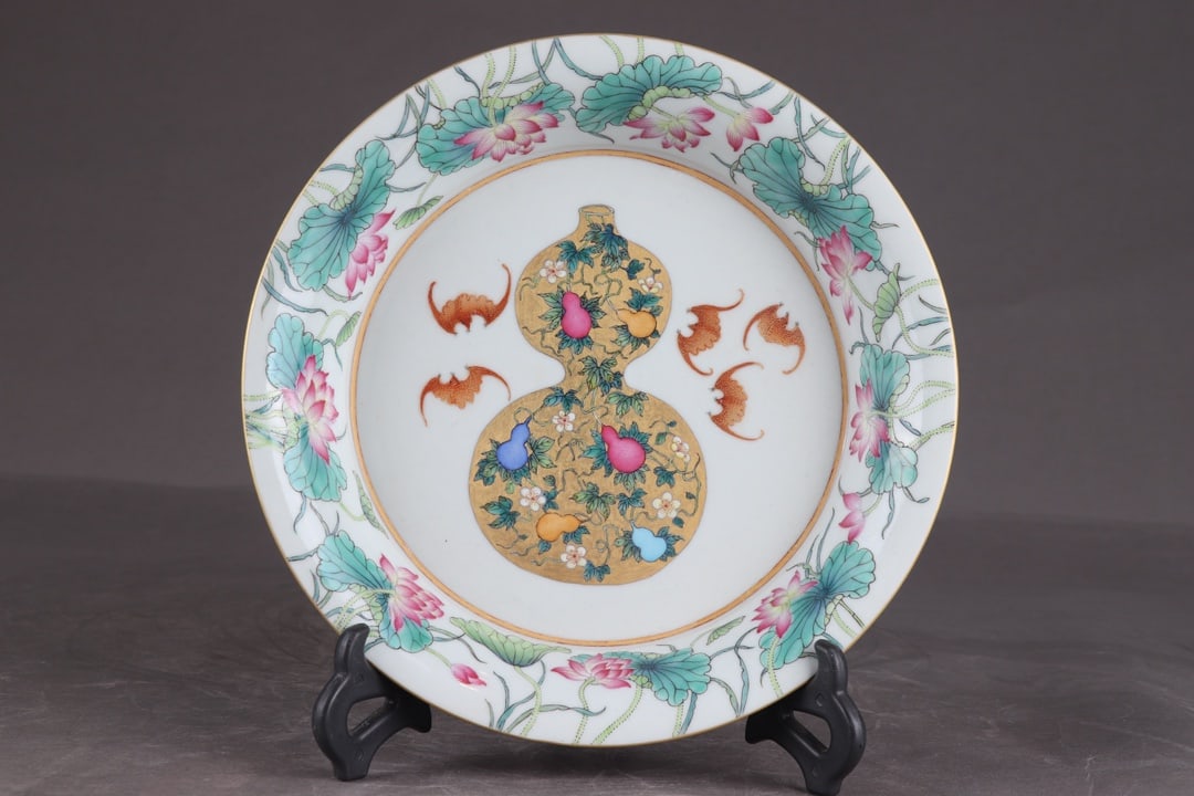 An Exquisite Famille-Rose Bats Pattern Plate: An Exquisite Famille-Rose Bats Pattern Plate,Qing Dynasty, China,Yongzheng Six-character Mark,Size:1.8inx8.5in 粉彩蝙蝠纹盘,中国清代,雍