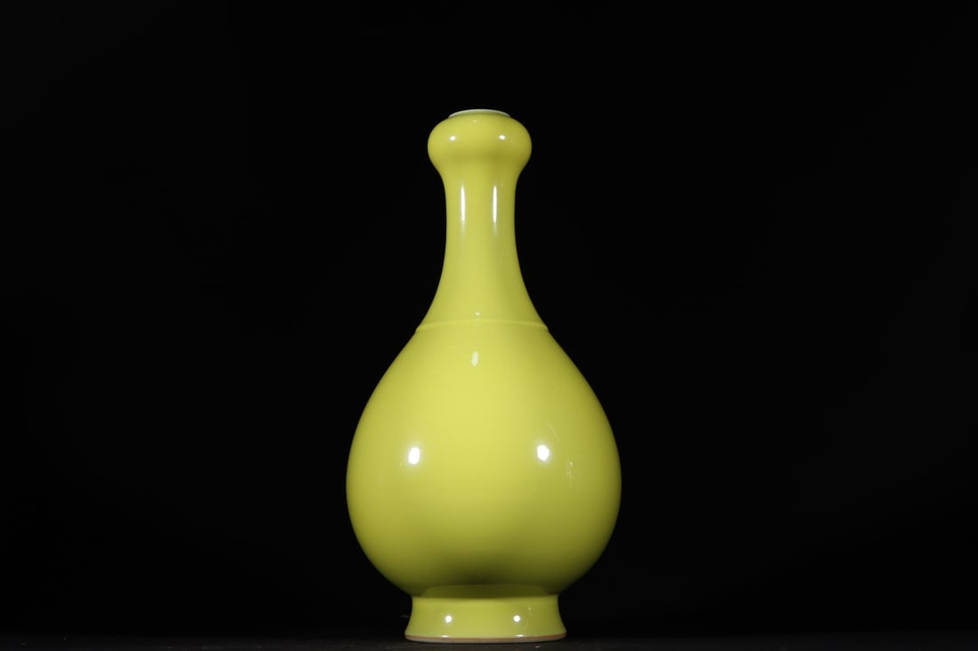 An Exquisite Lemon Yellow Glazed Vase: An Exquisite Lemon Yellow Glazed Vase,Qing Dynasty, China,Xianfeng Six-character Mark,Size:11.2inx5.7in 柠檬黄釉瓶,中国清代,咸丰ࠤ