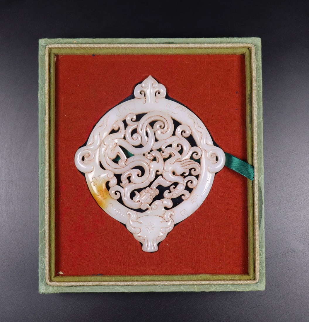 An Exquisite Hotan Jade Dragon Bi: An Exquisite Hotan Jade Dragon Bi,Qing Dynasty, China,Size:4.9inx4.3inx0.4in,Weight:174g 和田玉龙璧,中国清代