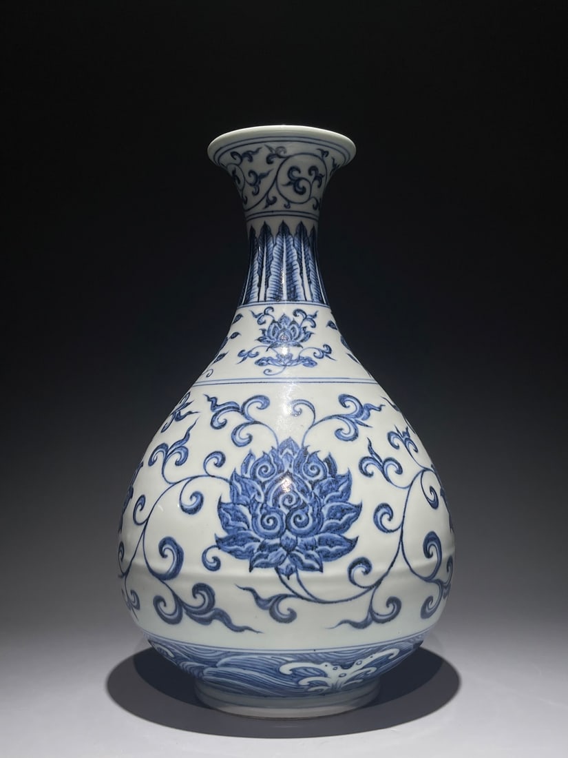 An Exquisite Blue and White Lotus Pattern Vase: An Exquisite Blue and White Lotus Pattern Vase,Ming Dynasty, China,Size:13.4inx8.3in 青花缠枝莲纹瓶,中国明代