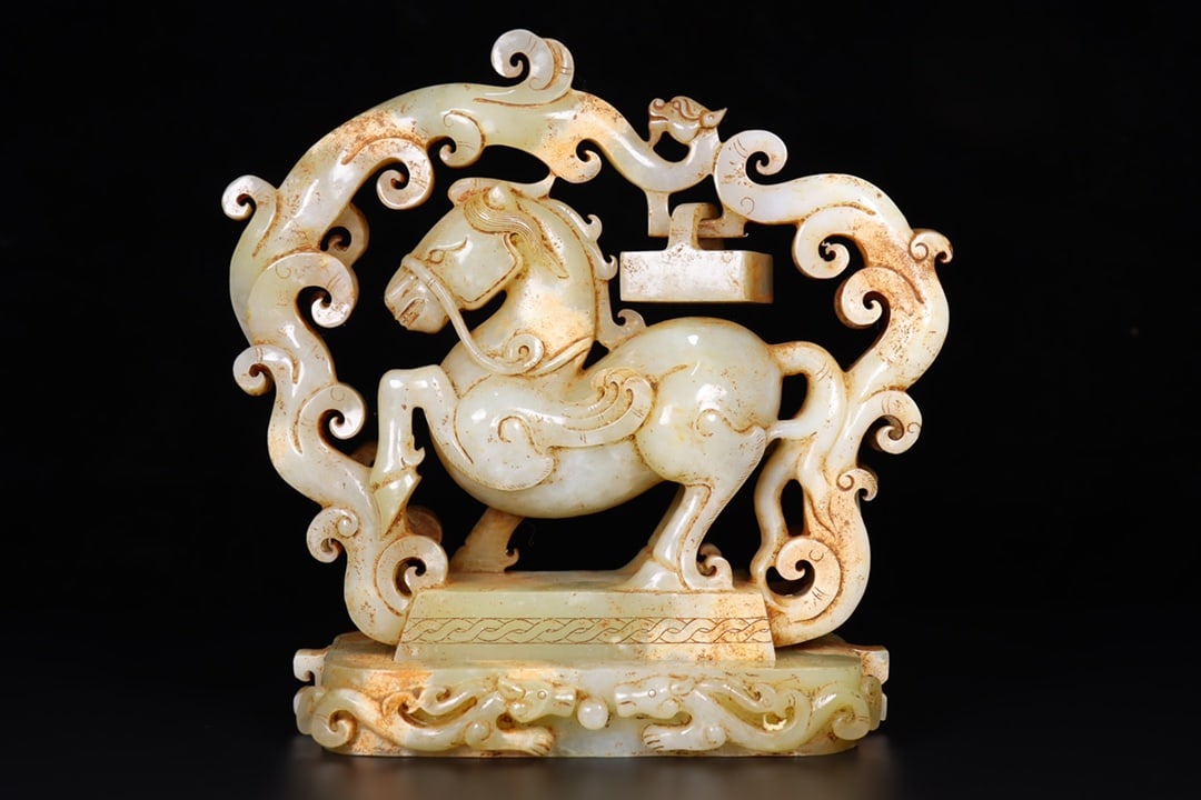 An Exquisite Hotan Jade Horse: An Exquisite Hotan Jade Horse,Qing Dynasty, China,Size:8.3inx4.1inx7.9in,Weight:2521g 和田玉马,中国清代