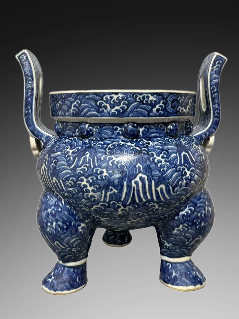 An Exquisite Blue and White Seawater Dragon Pattern Censer: An Exquisite Blue and White Seawater Dragon Pattern Censer,Ming Dynasty, China,Size:20.1inx15.4in 青花海水龙纹香炉,中国明代