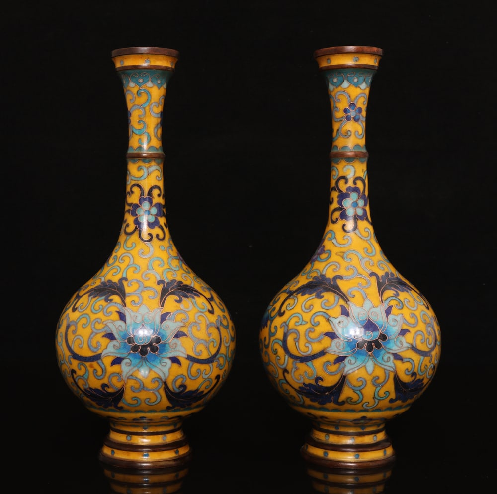 A pair of Exquisite Cloisonne Lotus Pattern Vase: A pair of Exquisite Cloisonne Lotus Pattern Vase,Qing Dynasty, China,Qianlong Four-character Mark,Size:10.6inx4.9in,Weight:2400g 一对景泰蓝缠枝莲纹