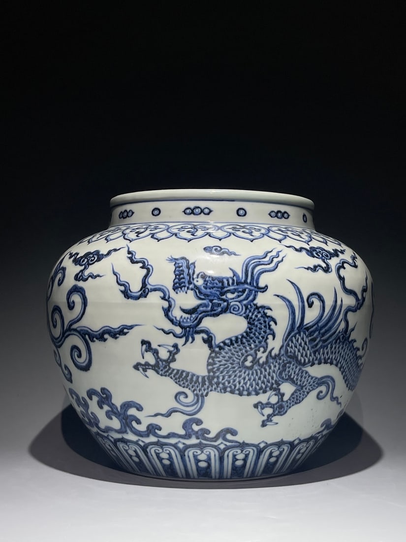 An Exquisite Blue and White Dragon Pattern Jar: An Exquisite Blue and White Dragon Pattern Jar,Ming Dynasty, China,Size:9.6inx12.6in 青花龙纹罐,中国明代