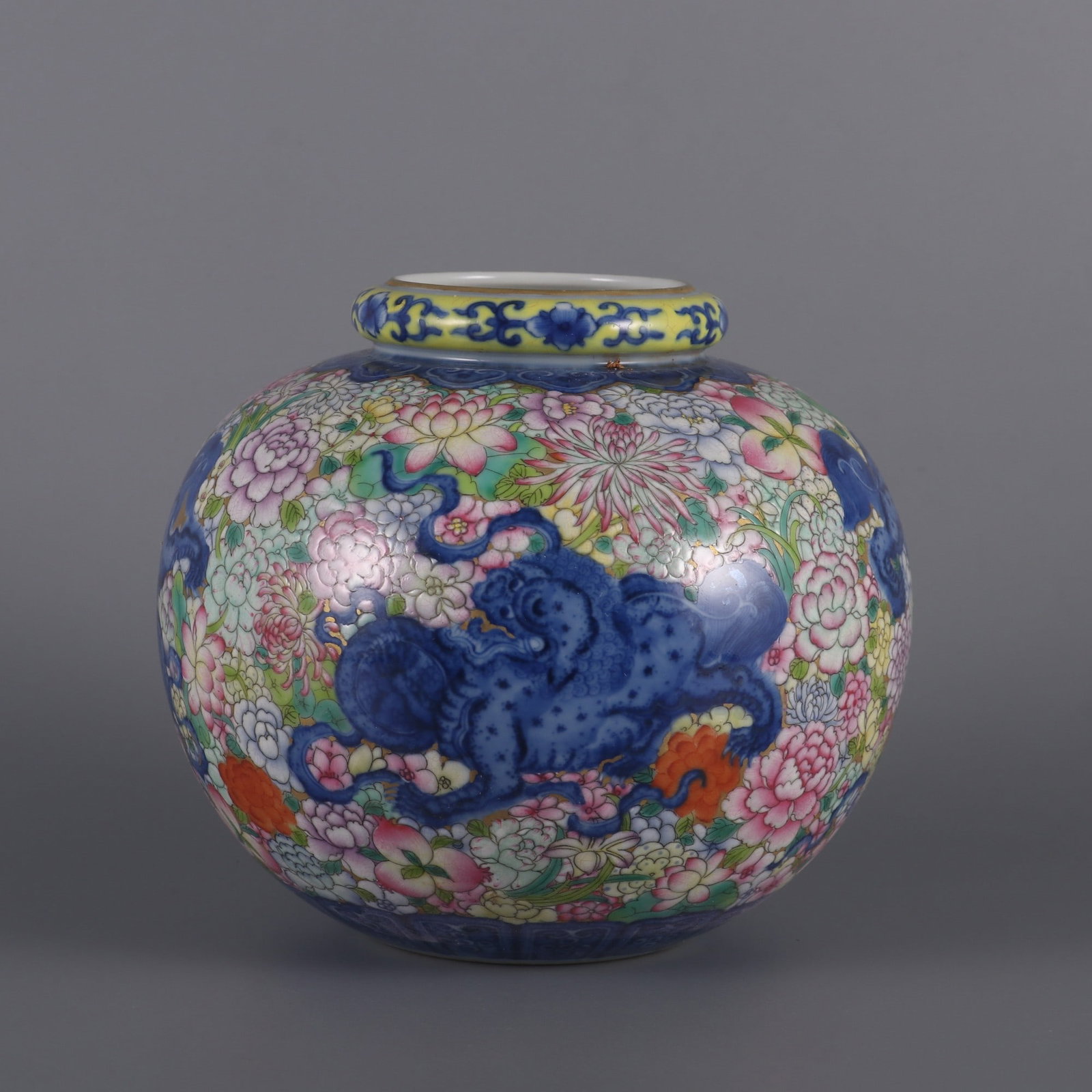 An Exquisite Blue and White Famille-Rose Gold Ground Lion Pattern Jar: An Exquisite Blue and White Famille-Rose Gold Ground Lion Pattern Jar,Qing Dynasty, China,Qianlong Six-character Mark,Size:4.7inx5.7inx2.8in 青花粉彩金地狮