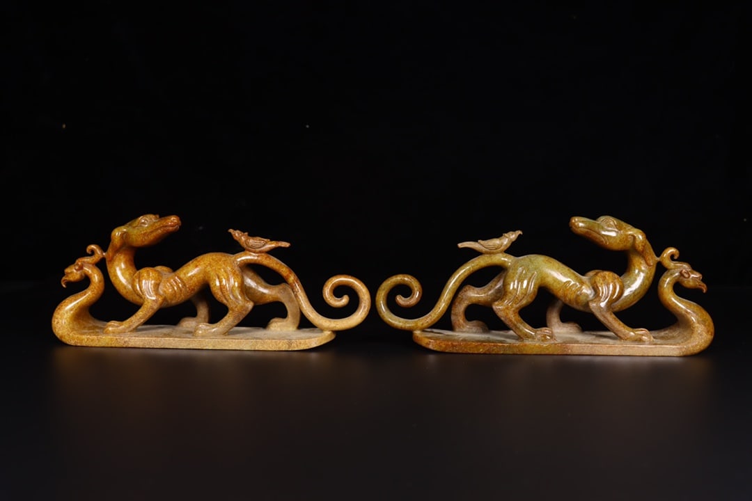 A pair of Exquisite Hotan Jade Beast Ornament: A pair of Exquisite Hotan Jade Beast Ornament,Han Dynasty, China,Size:9.1inx2.2inx3.5in,Weight:656g 一对和田玉兽摆件,中国汉代
