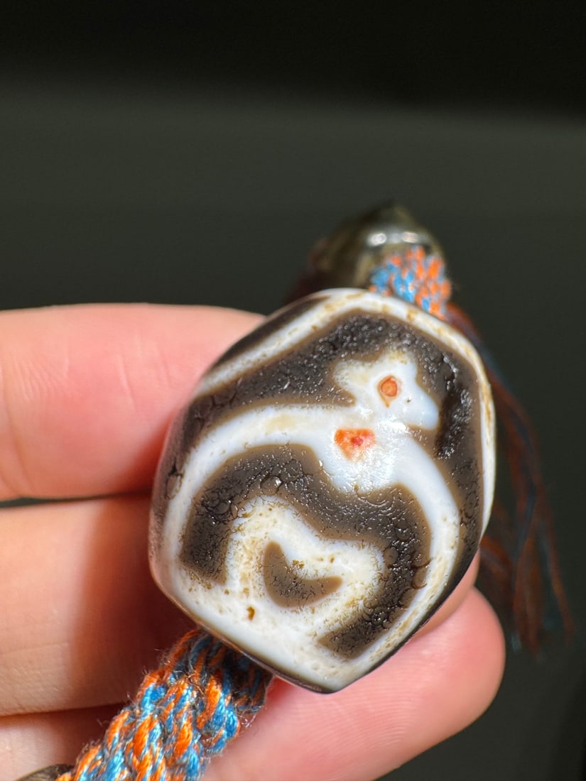 An Exquisite Square Vase Dzi bead - 3
