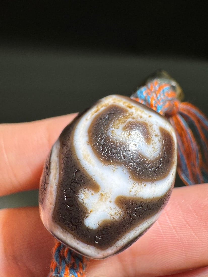An Exquisite Square Vase Dzi bead - 4