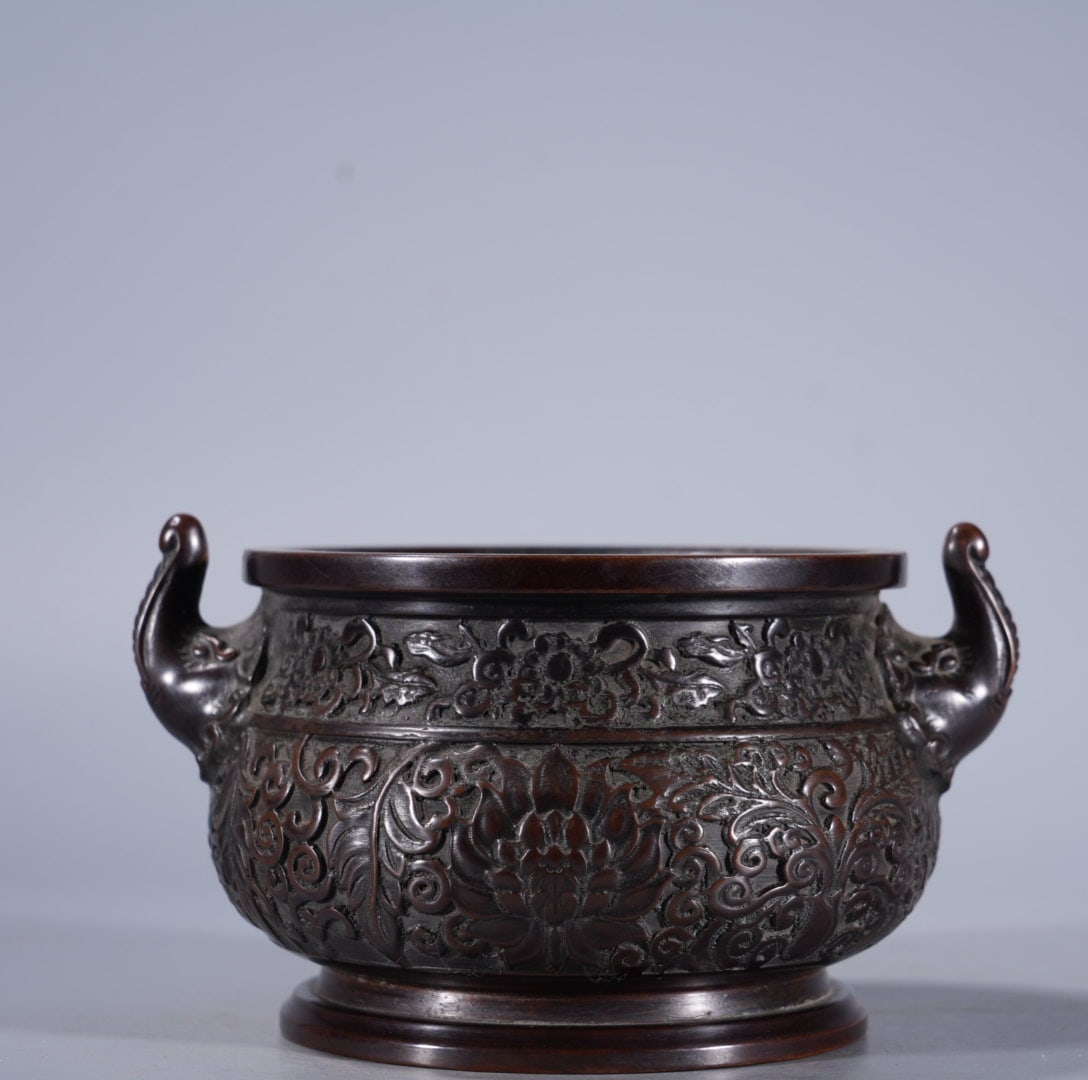 An Exquisite Bronze Relief Elephant-Ears Censer: An Exquisite Bronze Relief Elephant-Ears Censer,Ming Dynasty, China,Xuande Six-character Mark,Size:2.8inx3.9in ,Weight:1235g 紫铜浮雕象耳炉,中国&#