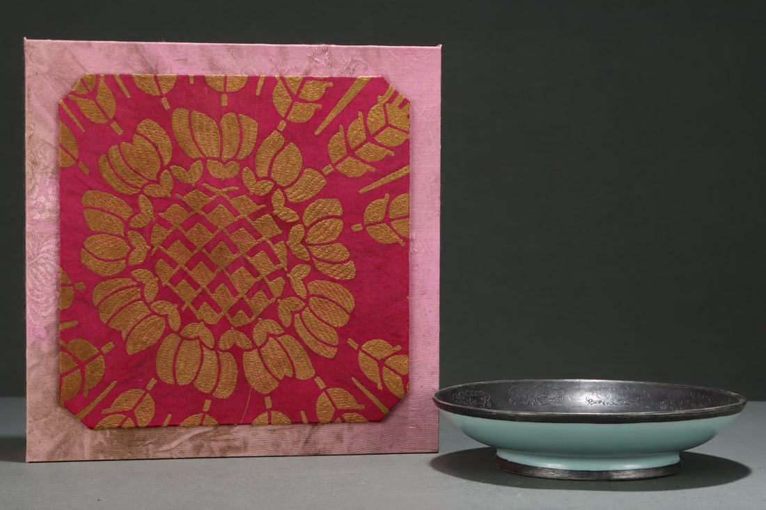 An Exquisite Ru yao Celadon Inlaid Silver Mouth Dragon Pattern Plate: An Exquisite Ru yao Celadon Inlaid Silver Mouth Dragon Pattern Plate,Song Dynasty, China,Size:1.7inx7.2in 汝窑青瓷镶银口龙纹盘,中Þ