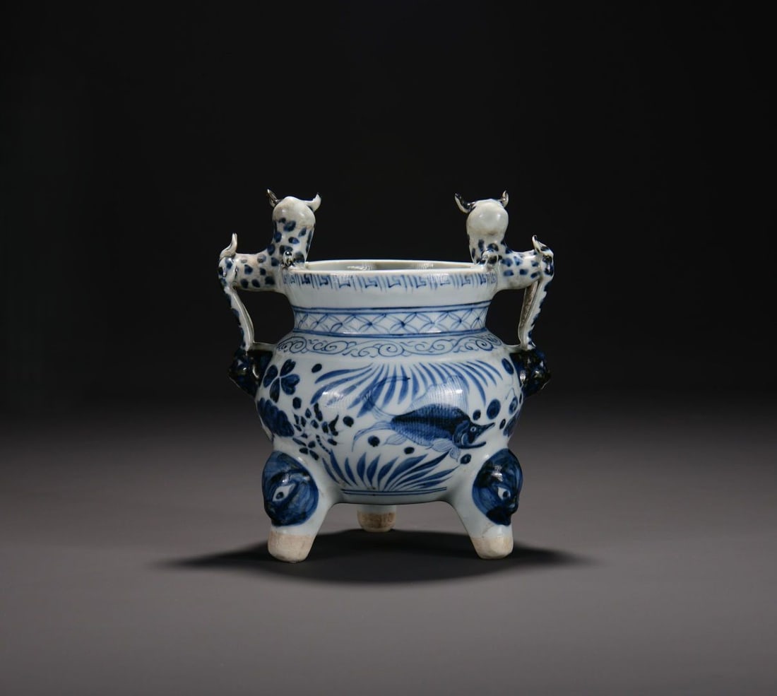 An Exquisite Blue and White Fish and Lotus Pattern Double-Ears Beast-legs Censer: An Exquisite Blue and White Fish and Lotus Pattern Double-Ears Beast-legs Censer,Yuan Dynasty, China,Size:7.5inx7.1in 青花鱼藻纹双耳兽足香&#