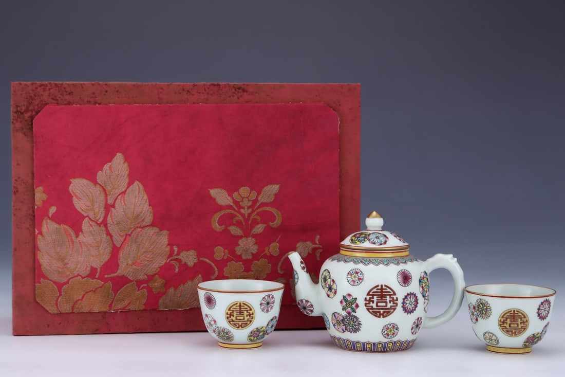 A Set of Exquisite Famille-Rose Ball Flower Shou-Character Pattern Ewers: A Set of Exquisite Famille-Rose Ball Flower Shou-Character Pattern Ewers,Qing Dynasty, China,Yongzheng Four-character Mark,Size:4.6inx5.8in(Bowl),2.1inx3in(Cup)