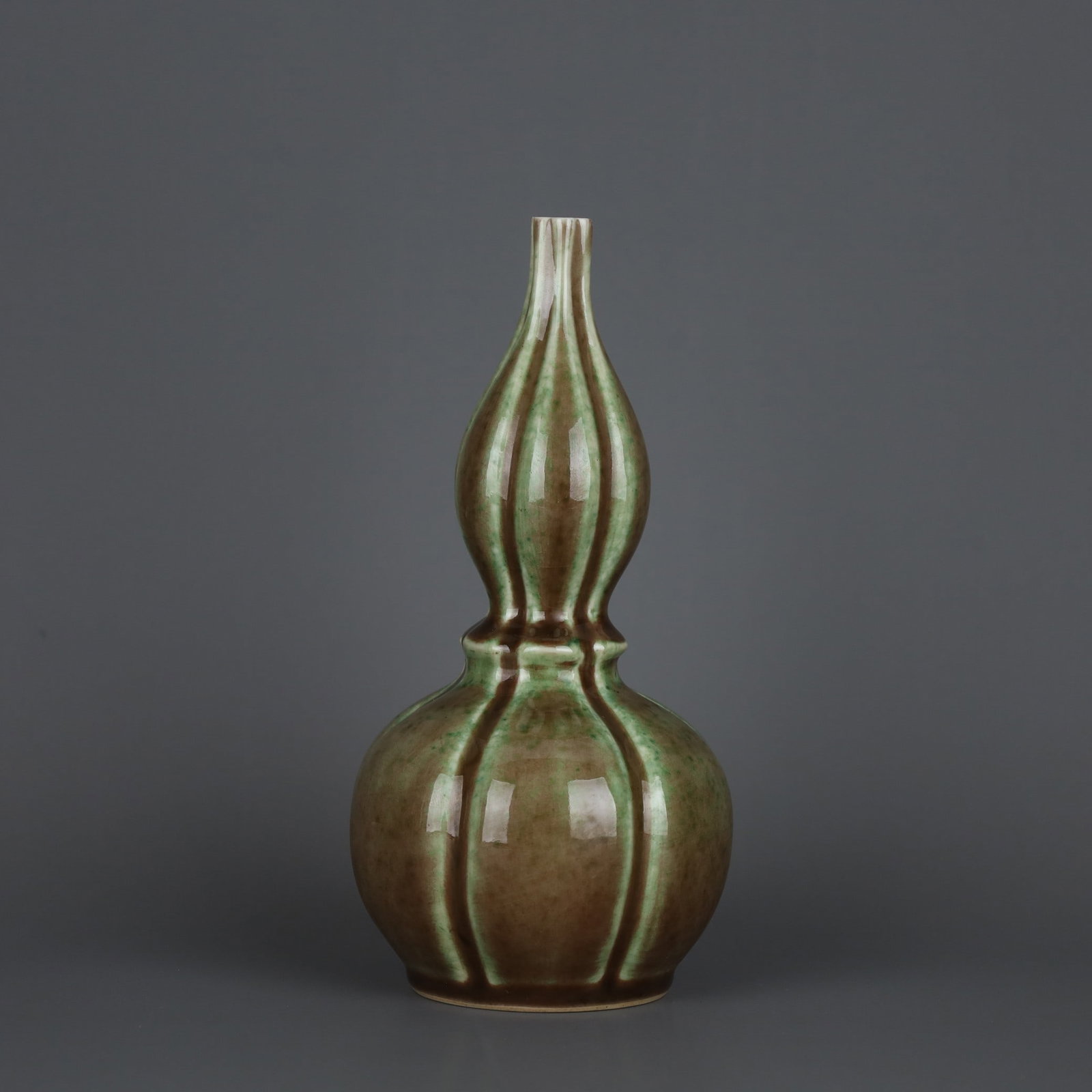 An Exquisite Flambe Glazed Gourd Vase: An Exquisite Flambe Glazed Gourd Vase,Qing Dynasty, China,Kangxi Six-character Mark,Size:8.1inx4.1in 窑变釉葫芦瓶,中国清代,康熙&