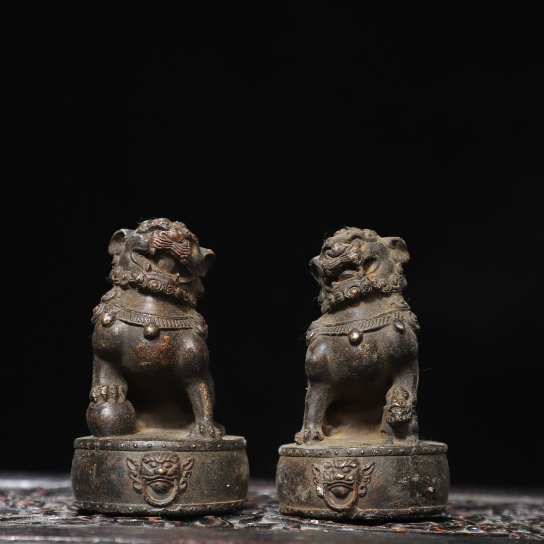 A pair of Exquisite Bronze Lion Ornament: A pair of Exquisite Bronze Lion Ornament,Qing Dynasty, China,Size:4.3inx2.4inx2.6in,Weight:950g 一对铜狮子摆件,中国清代