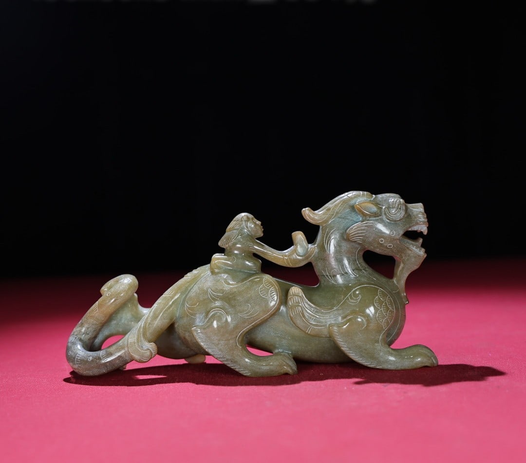 An Exquisite Hotan Jade Auspicious Beast Ornament: An Exquisite Hotan Jade Auspicious Beast Ornament,Han Dynasty, China,Size:7.5inx2inx3.3in,Weight:664g 和田玉瑞兽摆件,中国汉代