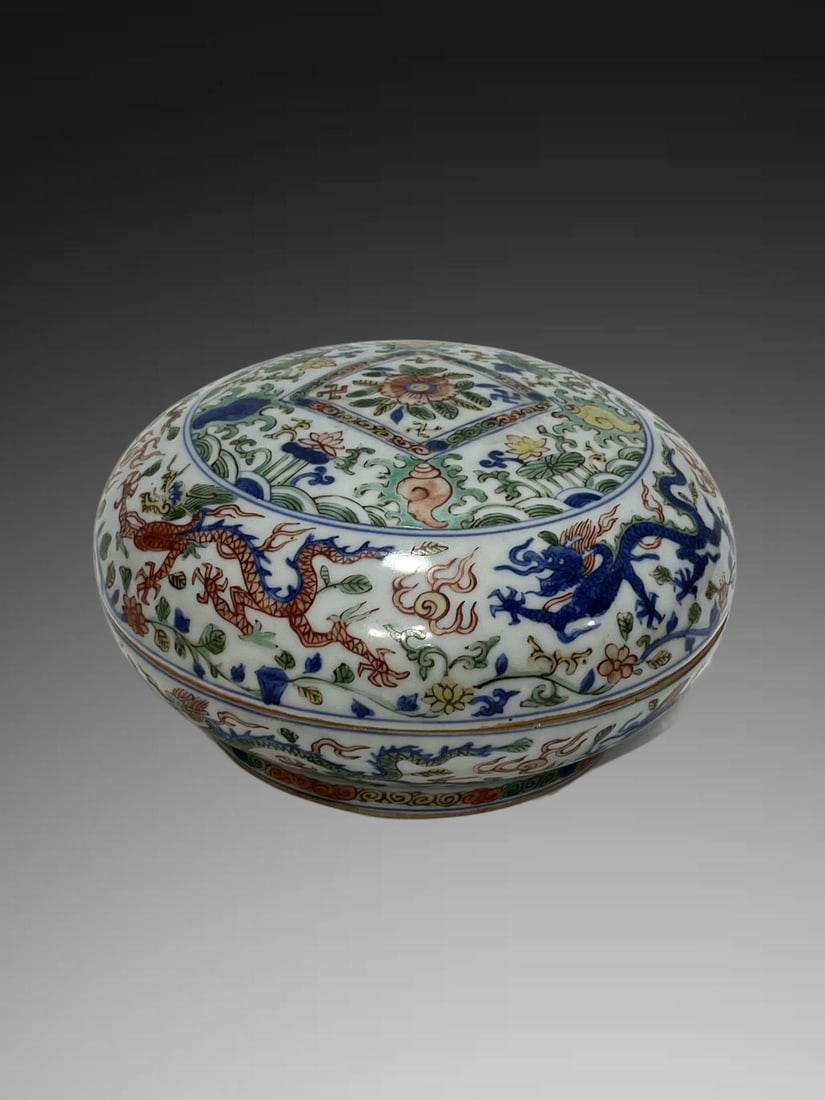 An Exquisite Wucai Dragon Pattern Box (1 of 9)
