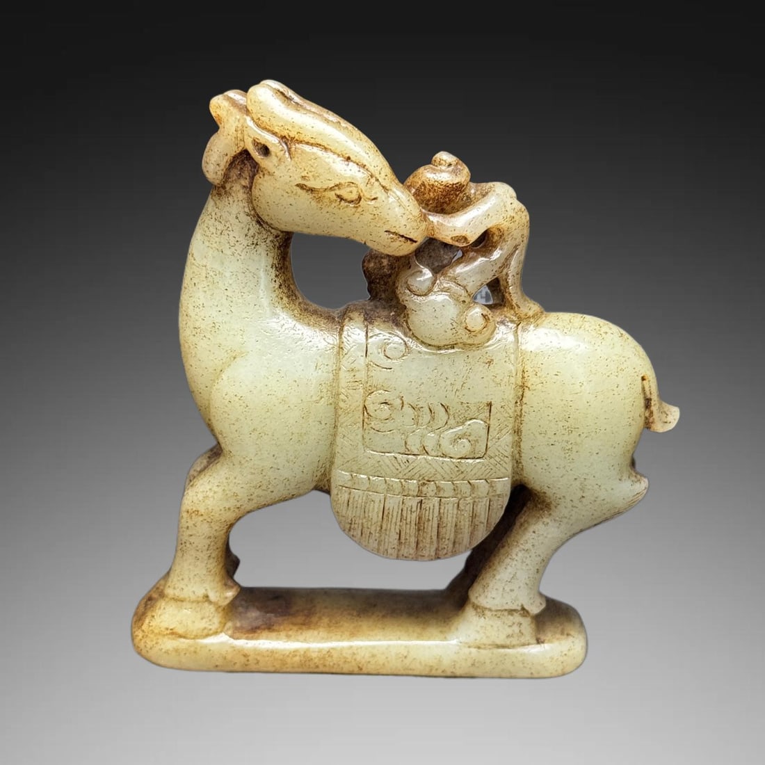An Exquisite Hotan Jade Deer Ornament: An Exquisite Hotan Jade Deer Ornament,Qing Dynasty, China,Size:3.4inx2.9inx0.8in,Weight:158g 和田玉鹿摆件,中国清代