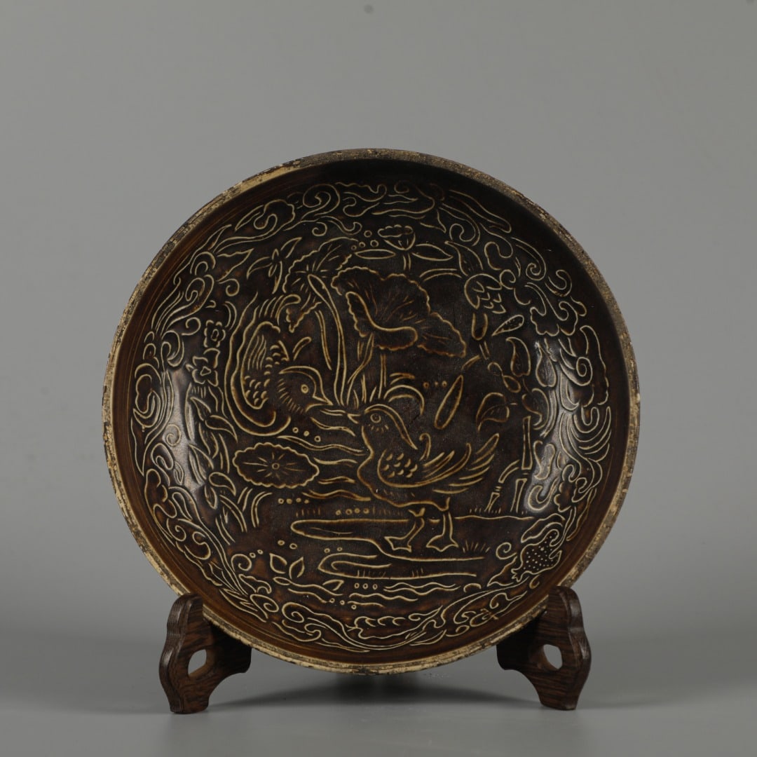 An Exquisite Brown Color With Silver Duck Pattern Plate: An Exquisite Brown Color With Silver Duck Pattern Plate,Song Dynasty, China,Size:1.6inx7.9in 褐彩镶银口鸭纹盘,中国宋代