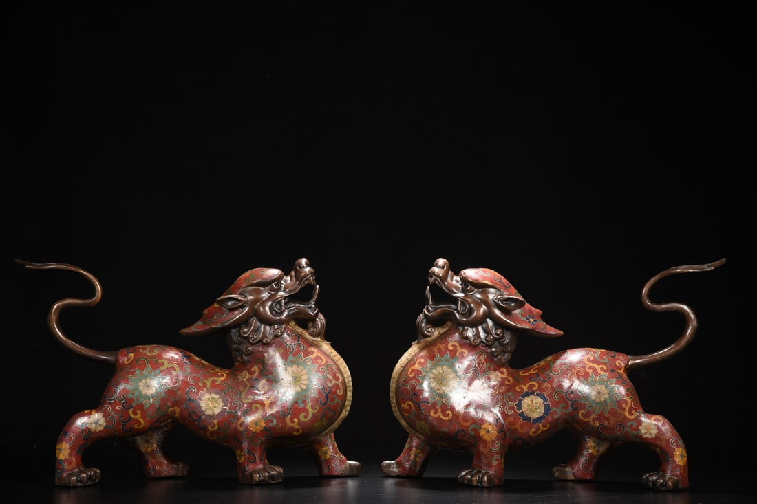 A pair of Exquisite Cloisonne Pixiu Ornament: A pair of Exquisite Cloisonne Pixiu Ornament,Qing Dynasty, China,Size:8.3inx11.8in ,Weight:5435g 一对景泰蓝貔貅摆件,中国清ߣ