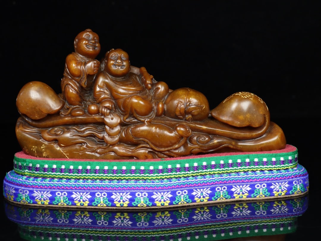 An Exquisite Tianhuang Stone Carved Figures Ornament: An Exquisite Tianhuang Stone Carved Figures Ornament,Qing Dynasty, China,With Mark,Size:5.1inx8.7inx3.1in,Weight:843g