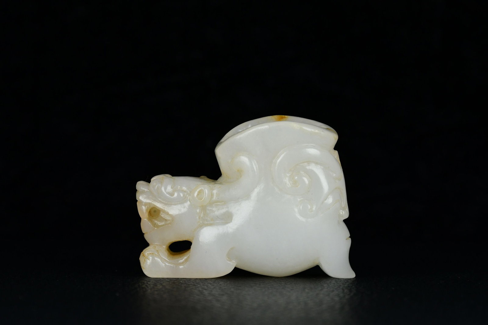 An Exquisite Hotan White Jade Pixiu Ornament: An Exquisite Hotan White Jade Pixiu Ornament,Qing Dynasty,China,Size:1.4inx2in,Weight:57g 和田白玉貔貅摆件,中国清代
